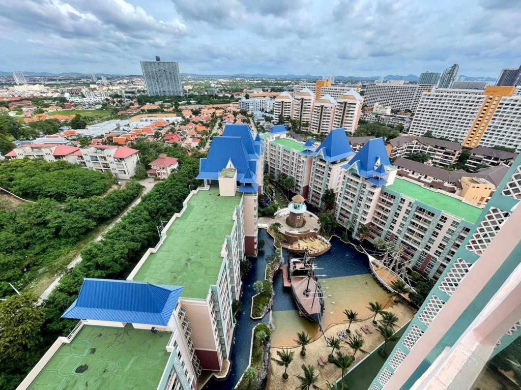 uma vista aérea de um resort numa cidade em Grand Caribbean Condo Resort Pattaya 19 floor em Pattaya Sul