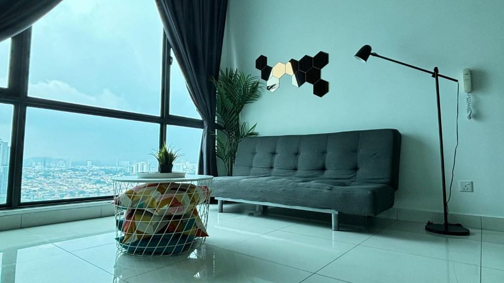 een woonkamer met een bank en een tafel bij Sunway Greenfield Residence 3R2B w/Netflix in Petaling Jaya