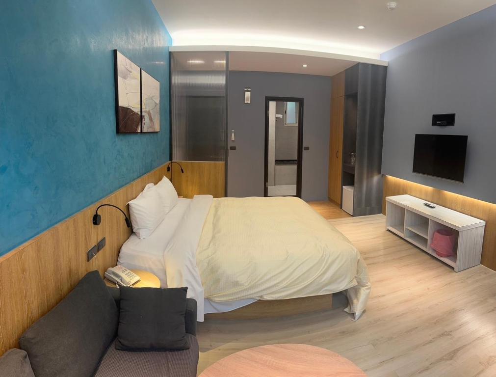 Postel nebo postele na pokoji v ubytování 溫沙堡汽車旅館 Windsor Castle Garden Motel