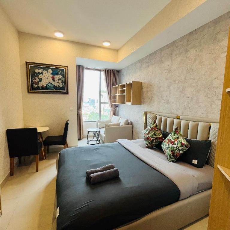 een slaapkamer met een groot bed in een kamer bij Mark Apartment - Millennium Masteri in Ho Chi Minh-stad