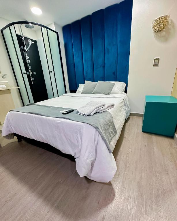 Postel nebo postele na pokoji v ubytování Orbe Hotel Medellín