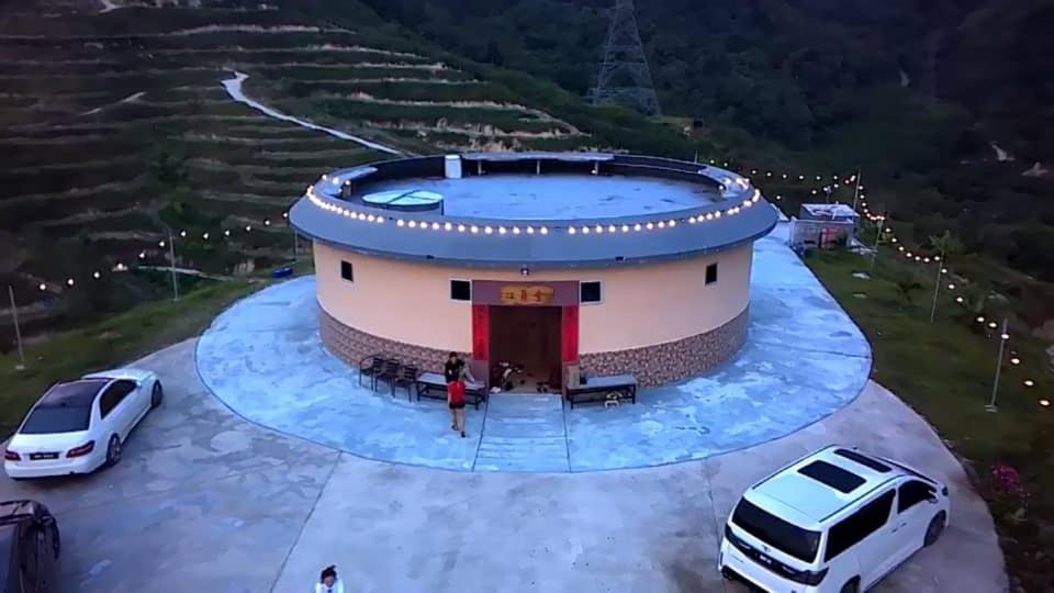 a circular building with two cars parked around it at Hakka Holiday Home in Lengging