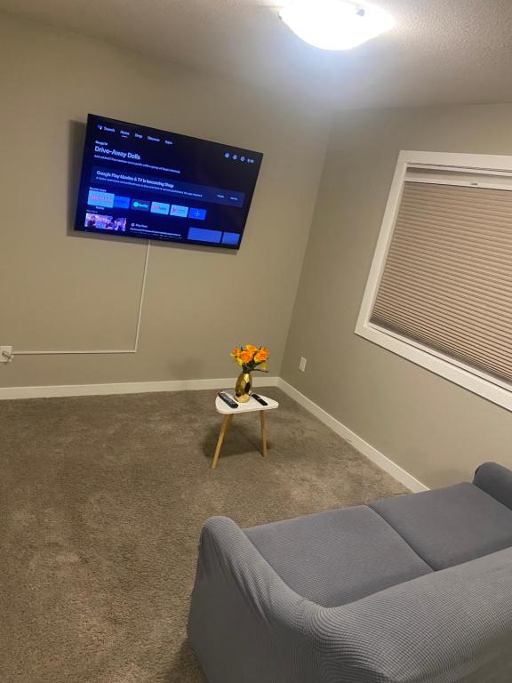 Gallery image of 3 BDR - Bonus Room - King Bed - Garage - Near Airport in Regina