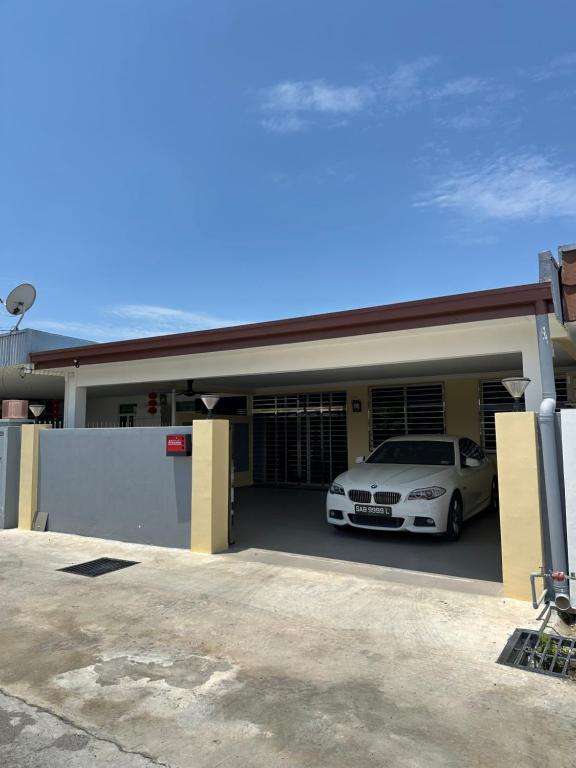 ein Auto, das vor einer Garage geparkt ist in der Unterkunft Penampang Delima House in Kota Kinabalu