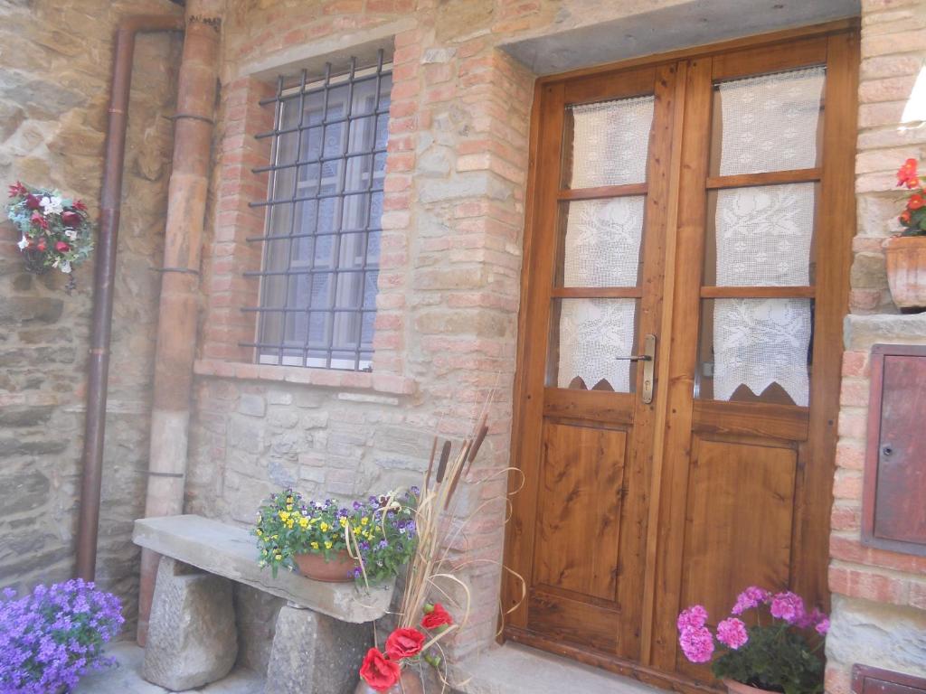 キャンニにあるApartment Casa Anticaのレンガ造りの木製ドア