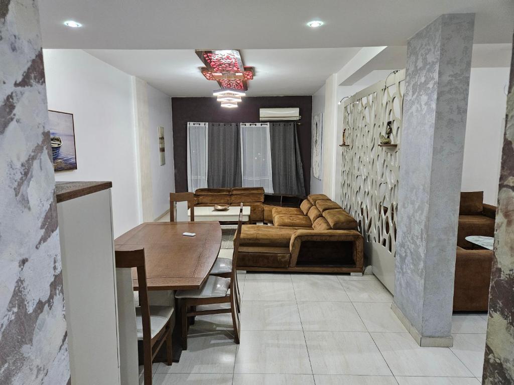 uma sala de estar com um sofá e uma mesa em Appartement haut standing a la cité attaya em Dakar