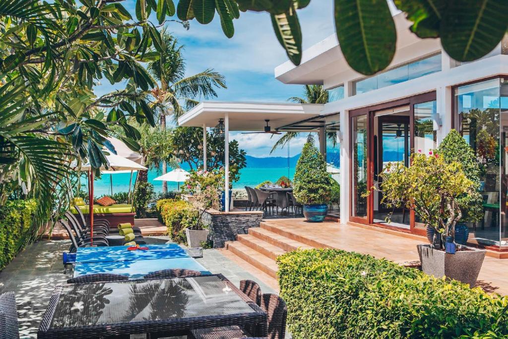 une maison avec vue sur l'océan dans l'établissement Lotus Samui Luxury Beach Villas, à Mae Nam Beach