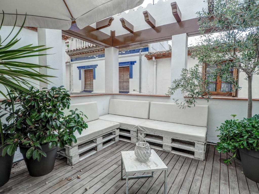 patio con divano bianco e tavolo di Beach Villa Aralinn by Hello Homes Sitges a Sitges