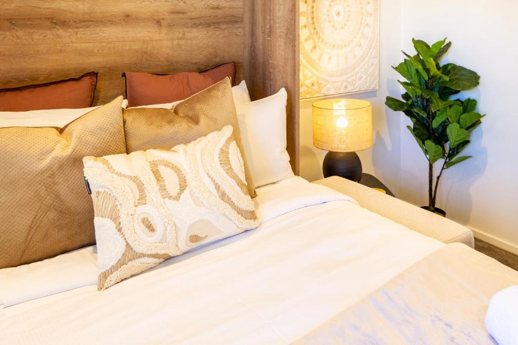 Central Oasis: Charming Studio with Backyard