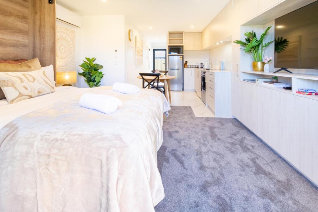 Central Oasis: Charming Studio with Backyard - Resim 4