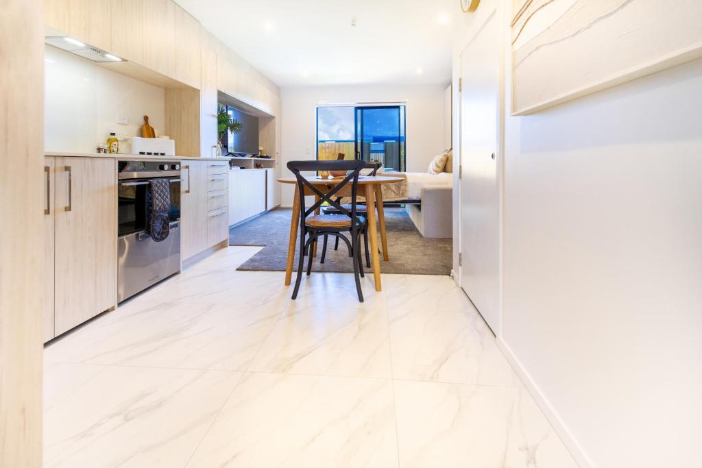 Central Oasis: Charming Studio with Backyard - Resim 10