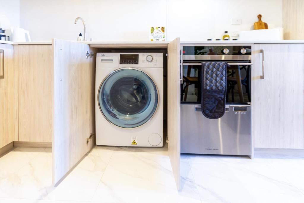 Central Oasis: Charming Studio with Backyard - Resim 5