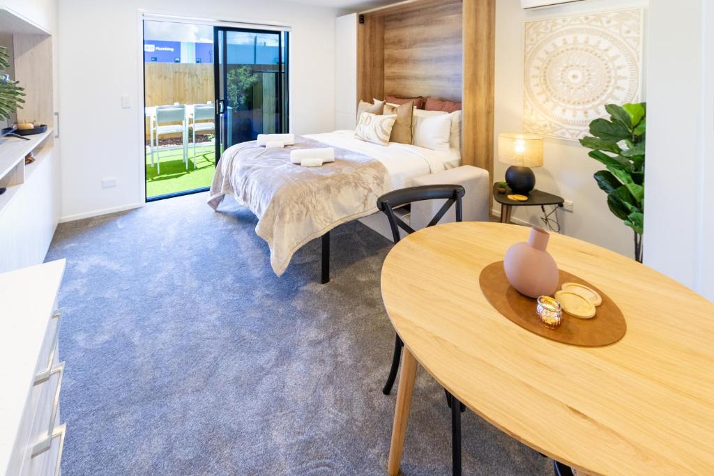 Central Oasis: Charming Studio with Backyard - Resim 1