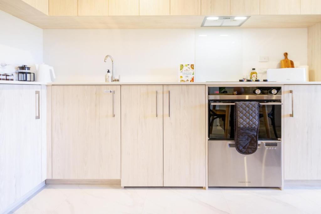 Central Oasis: Charming Studio with Backyard - Resim 19