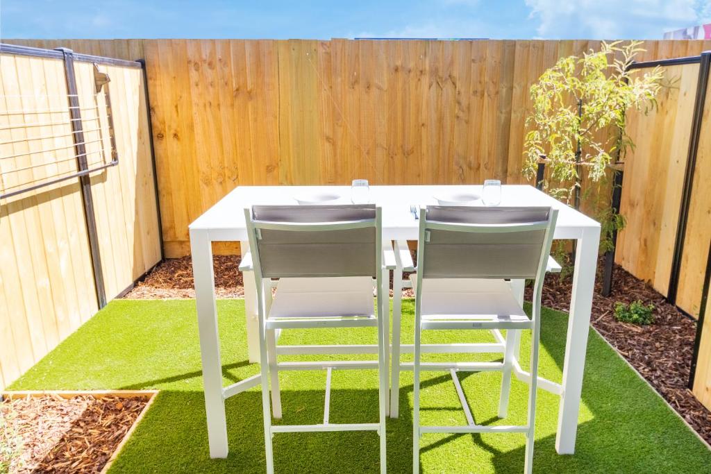 Central Oasis: Charming Studio with Backyard - Resim 6