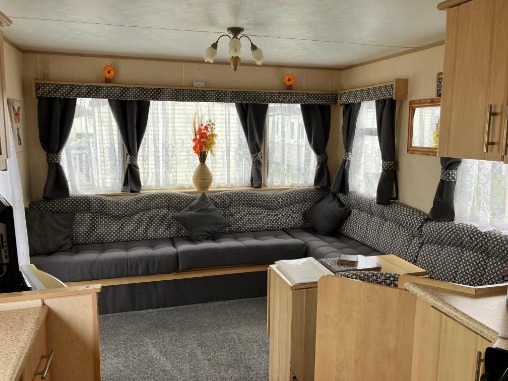 Гостиная зона в 2 bedroom caravan on 4 star park