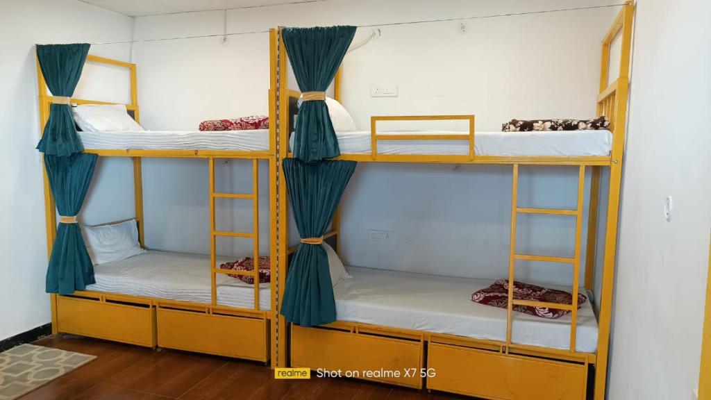 Palanda nebo palandy na pokoji v ubytování Bedweiser Backpackers Hostel