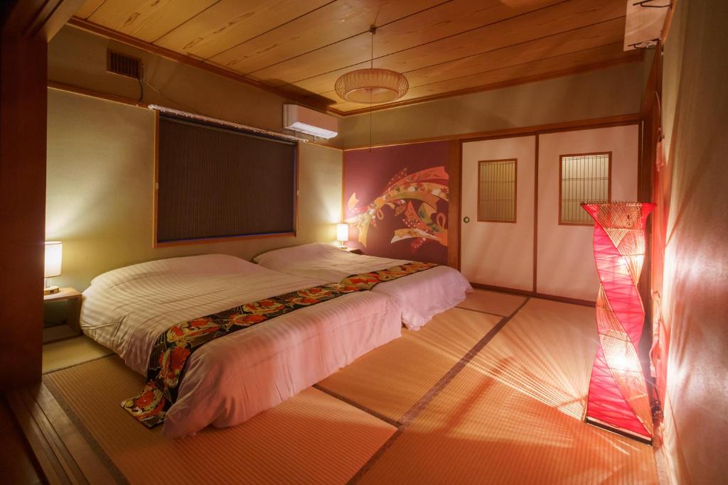 1 dormitorio con 1 cama grande en una habitación en １組限定　家族連れ歓迎　松本城徒歩15分　無料駐車場2台有 en Koyanagichō