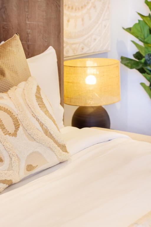 Central Oasis: Charming Studio with Backyard - Resim 18