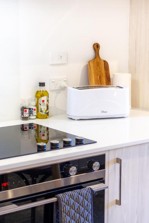 Central Oasis: Charming Studio with Backyard - Resim 21