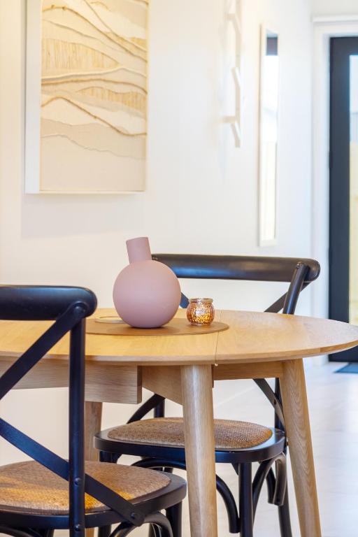 Central Oasis: Charming Studio with Backyard - Resim 13