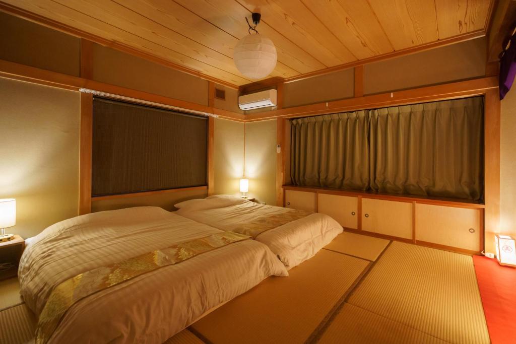 Koyanagichō１組限定　家族連れ歓迎　松本城徒歩15分　無料駐車場2台有的一间带大床和大窗户的卧室
