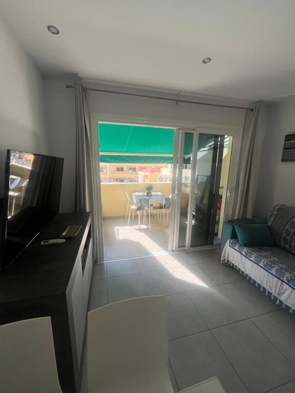 A television and/or entertainment centre at Sunny pool view & Airco apartament Symon Mareverde
