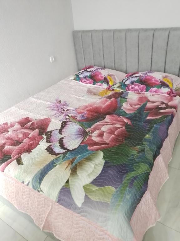 Postel nebo postele na pokoji v ubytování Bagrationi 54