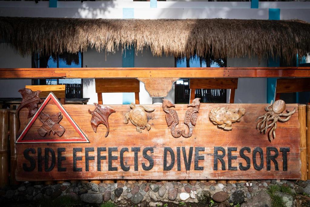 ein Zeichen für ein Nebeneffekt-Tauchresort mit Meeresfrüchten darauf in der Unterkunft 囍潜Side Effects Dive Resort Dauin in Dauin