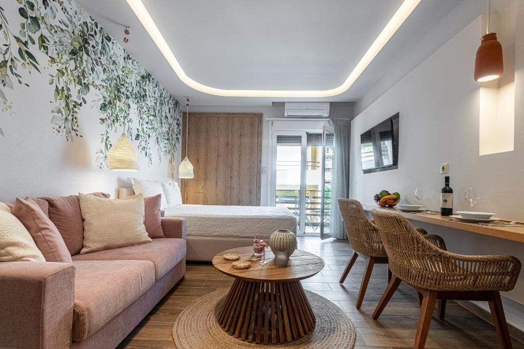 uma sala de estar com um sofá e uma mesa em Loutraki Flamingo Feather em Loutraki