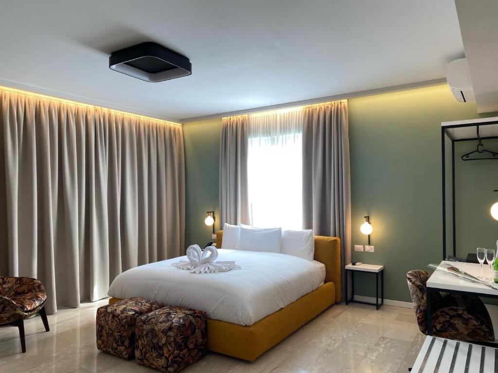 Een bed of bedden in een kamer bij Oasi Village Hotel