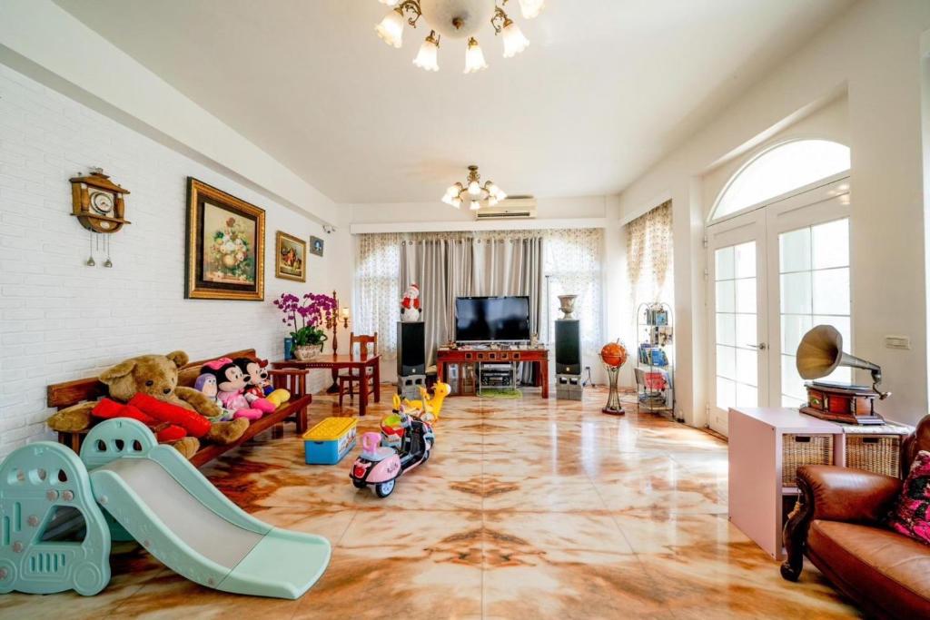 a living room filled with lots of toys at Alps Garden B&amp;B in Wujie