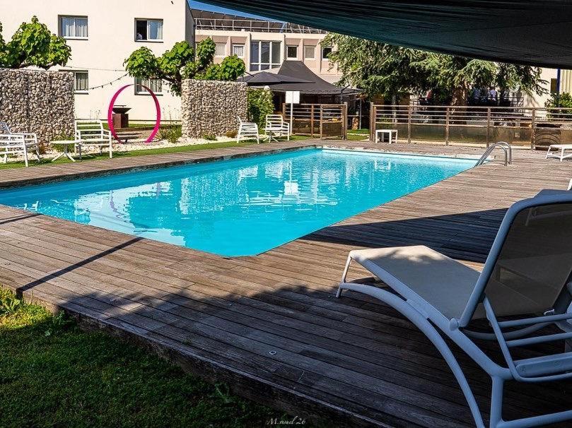 Bazén v ubytování Hôtel Karène nebo v jeho okolí