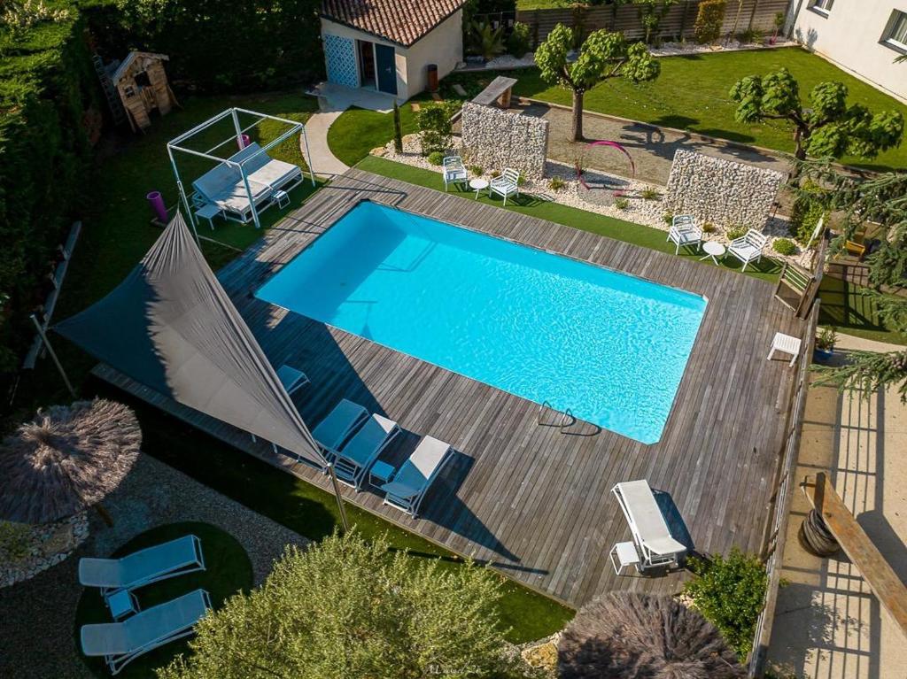 Bazén v ubytování Hôtel Karène nebo v jeho okolí