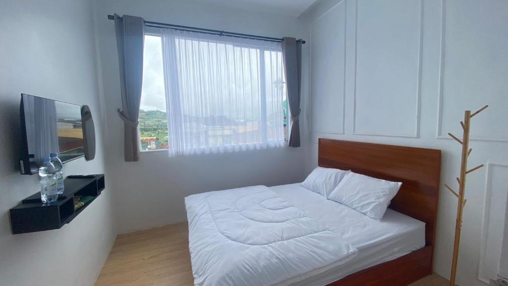 Postel nebo postele na pokoji v ubytování Arjuna Luxury Dieng Syariah