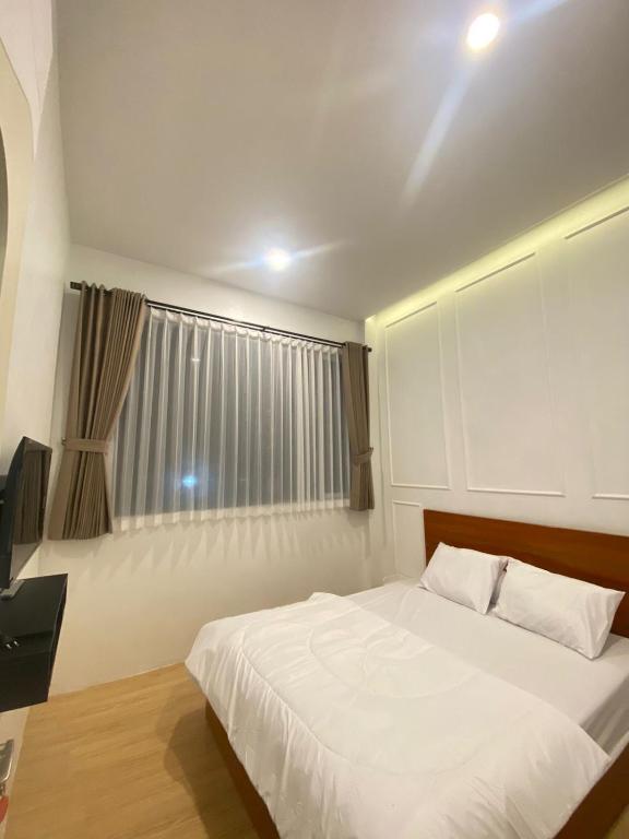 Postel nebo postele na pokoji v ubytování Arjuna Luxury Dieng Syariah