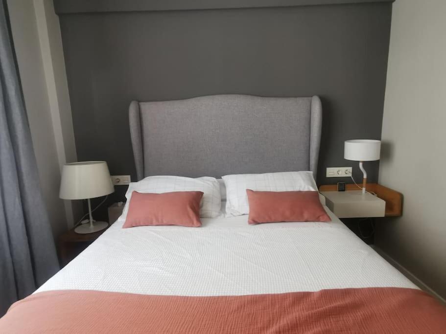 Een bed of bedden in een kamer bij Piso entre la playa y Bilbao