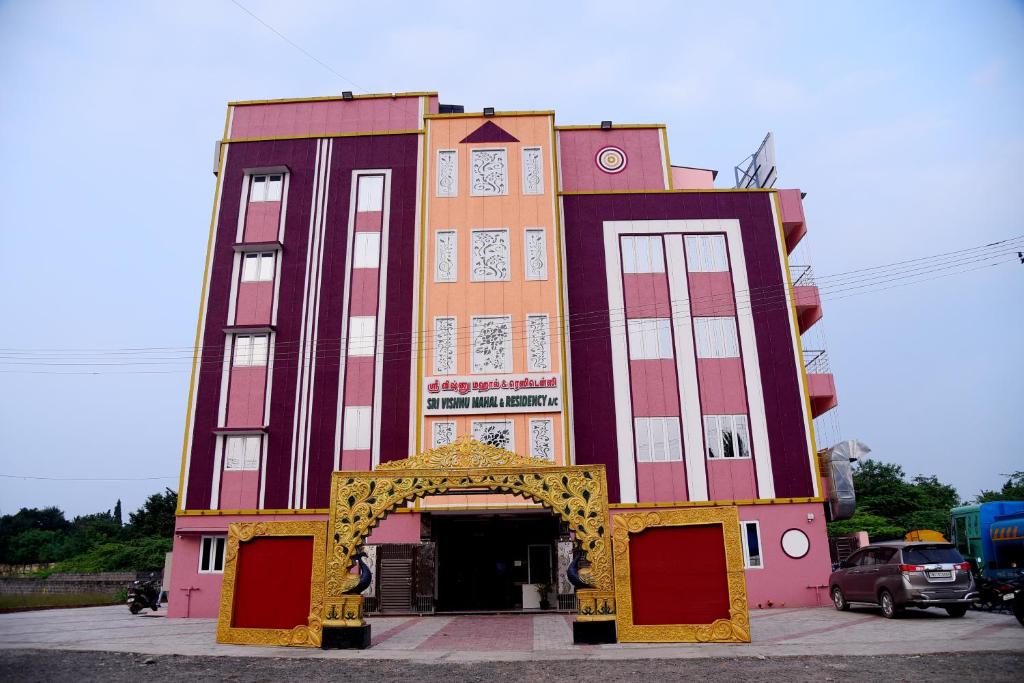 un edificio con un arco delante de él en Sri Vishnu Residency, en Sriperumbudur