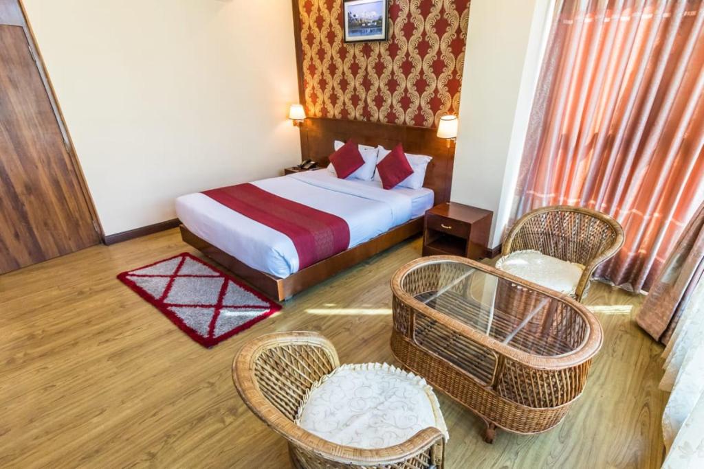 Rúm í herbergi á Hotel Pokhara Goodwill