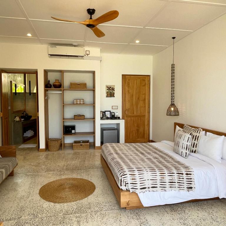 Postel nebo postele na pokoji v ubytování La Playa Beach Club