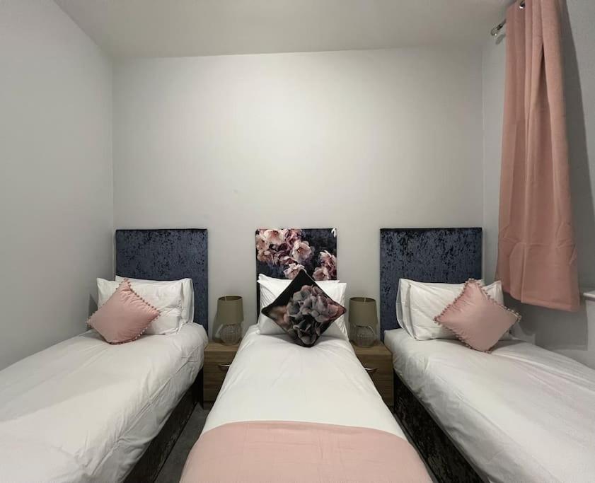 Ein Bett oder Betten in einem Zimmer der Unterkunft Welsh Getaway Apartment - Town Centre