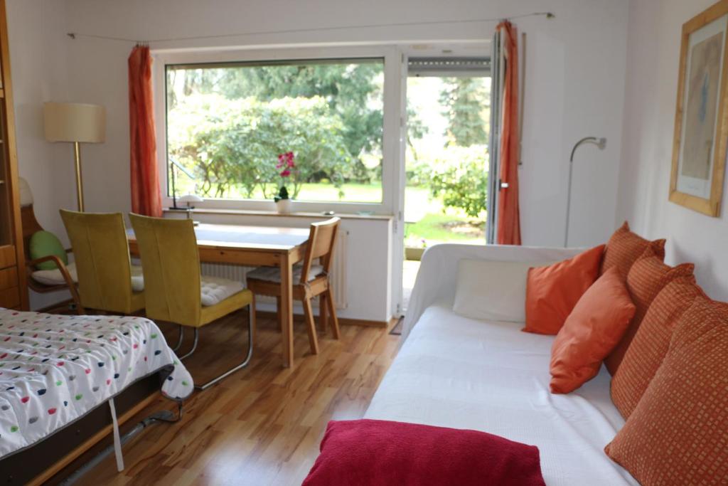 埃森的住宿－Essen City quiet flat with terrace and garden，带沙发、桌子和窗户的客厅