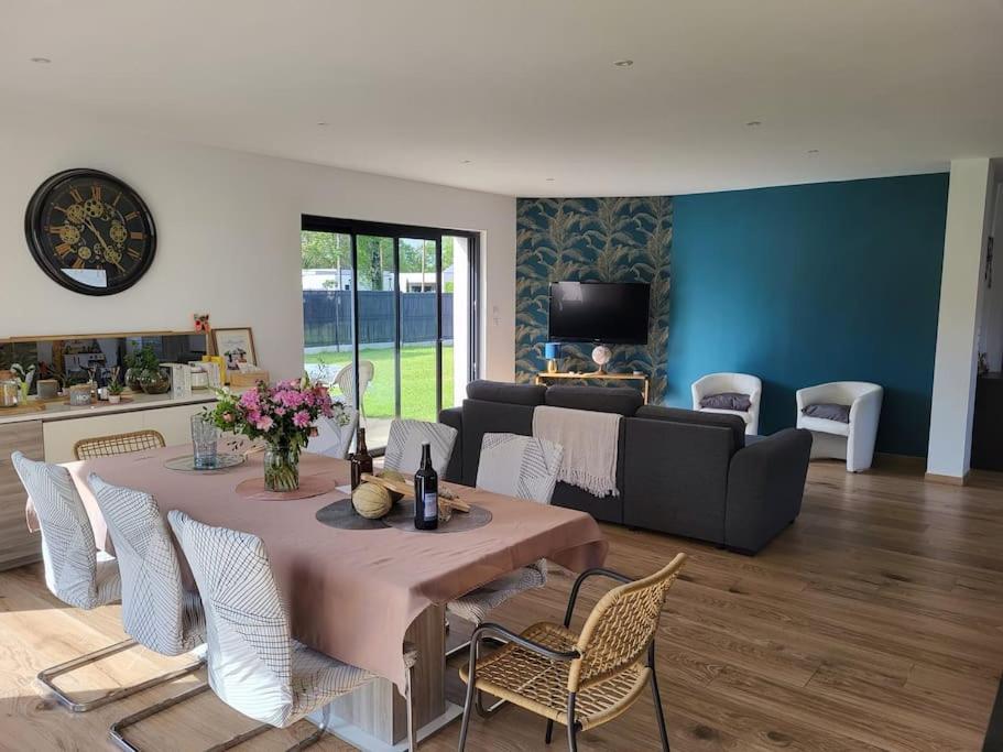 un salon avec une table et un canapé dans l'établissement Maison arnage 4 chambres au pied du circuit, à Arnage