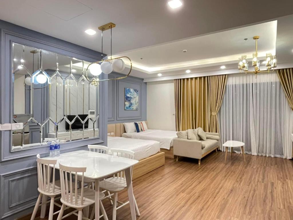 uma sala de estar com uma cama e uma mesa em Wins House - FLC Sea Tower Quy Nhơn em Quy Nhon