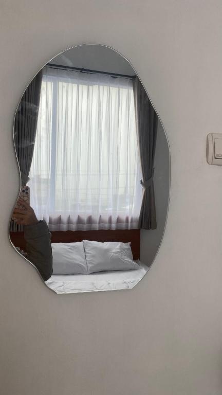 Postel nebo postele na pokoji v ubytování Arjuna Luxury Dieng Syariah