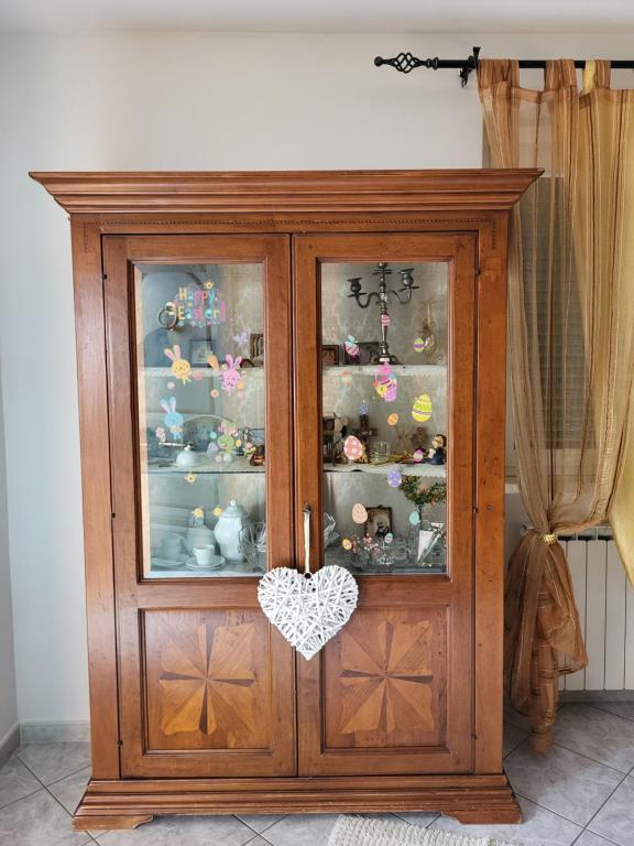 a wooden cabinet with a heart in it at Appartamento Beatrice e Vioris in Pila