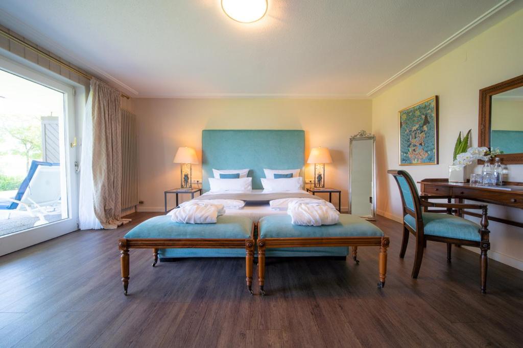 Postel nebo postele na pokoji v ubytování Marina Hotel am Starnberger See