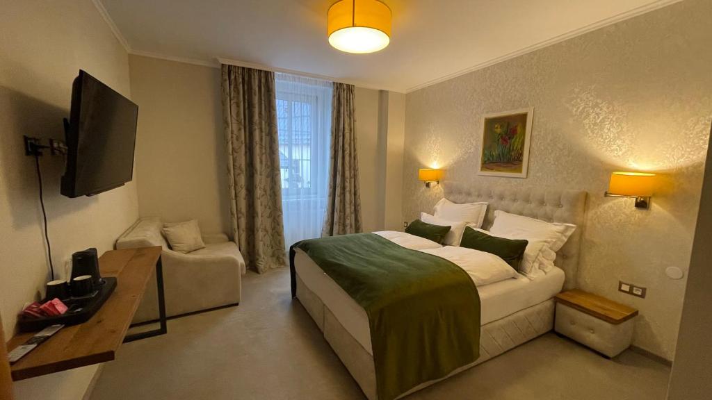 Rúm í herbergi á Hotel Radetzky