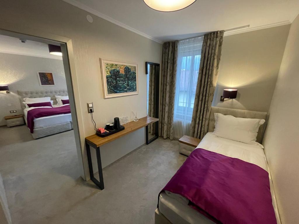 Rúm í herbergi á Hotel Radetzky