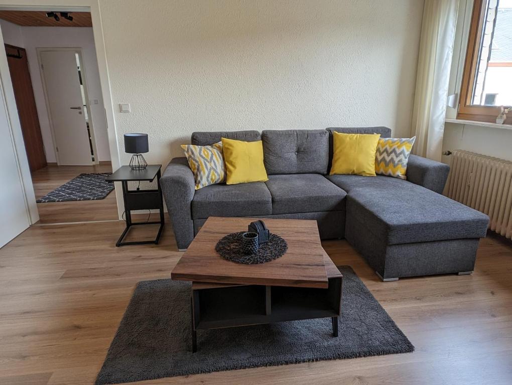 een woonkamer met een bank en een salontafel bij Ferienwohnungen Evelyne in Bernkastel-Kues